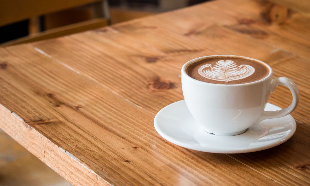 育児の合間にコーヒーを楽しむ写真