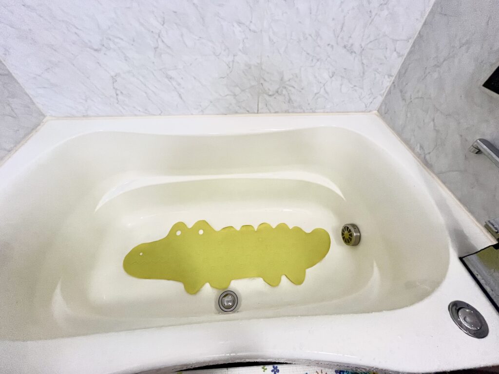 ワニの滑り止めマットを敷いた浴槽