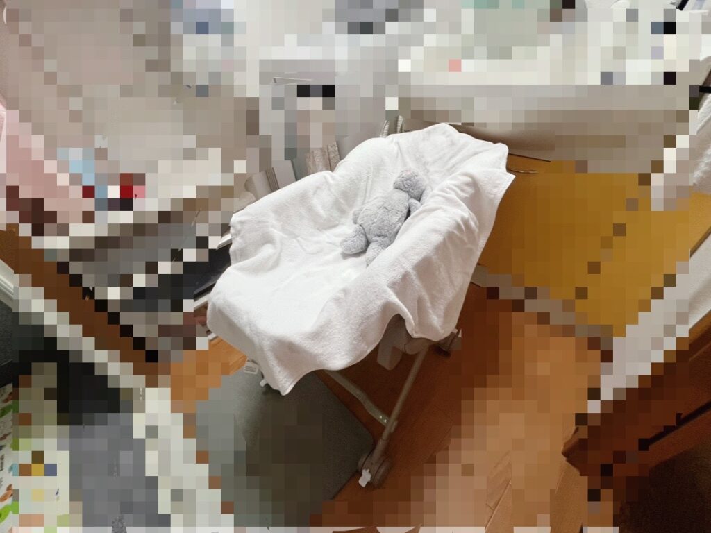 脱衣所のハイローラックに赤ちゃん用のバスタオルを準備している様子
