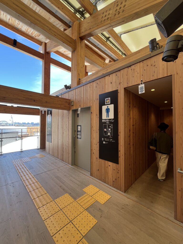 大阪・関西万博の大屋根リング上に設置されたトイレ
