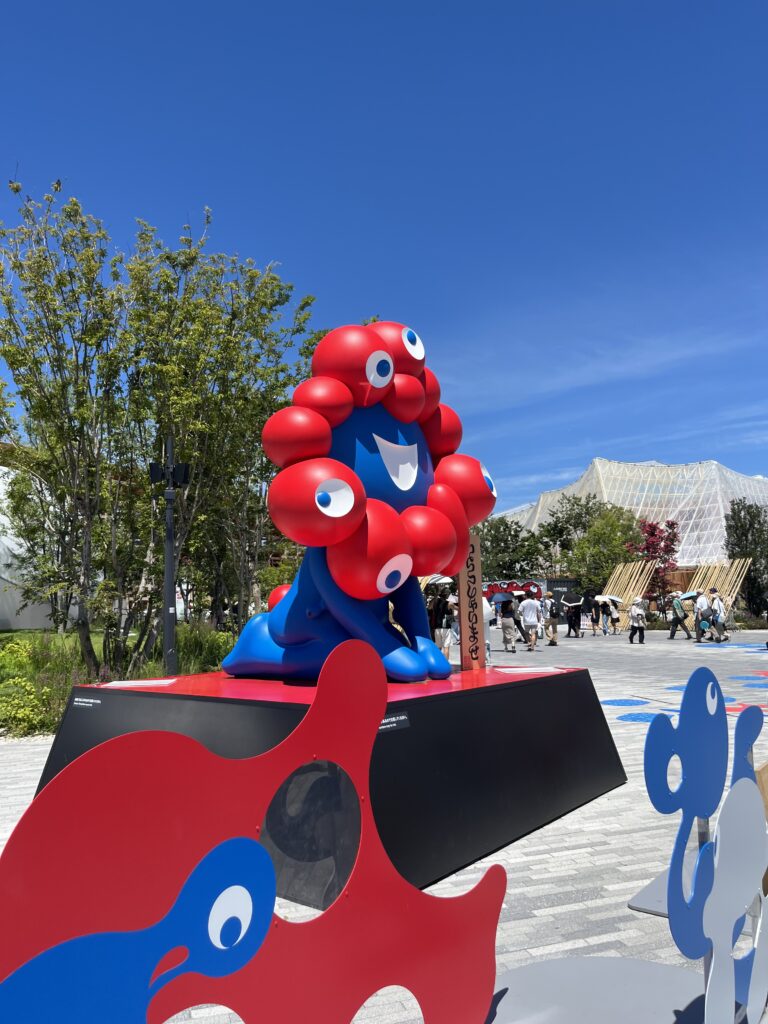 大阪・関西万博の公式キャラクター「ミャクミャク」のモニュメント